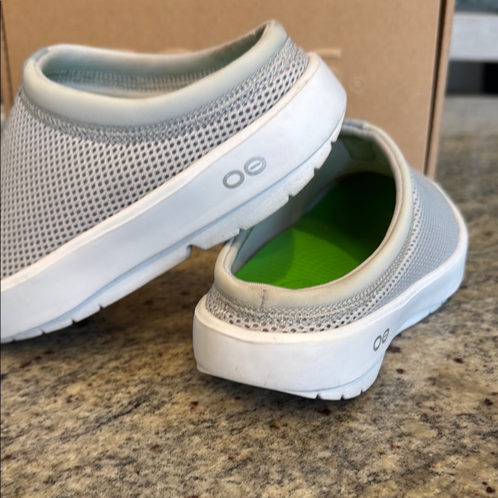 OOFOS SIZE 5 - Picture 3 of 11